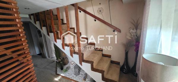 Pavillon sur sous-sol, 153m², 4 chambres, 945m² de terrain, 2 garages.