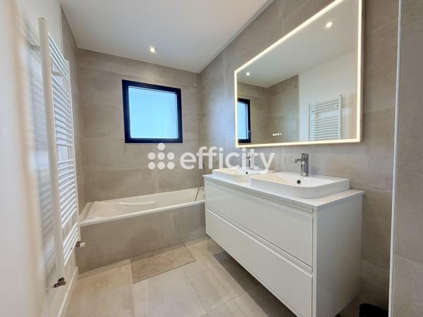 Maison
         5 pièces
        - 116 m² 341 500 € *