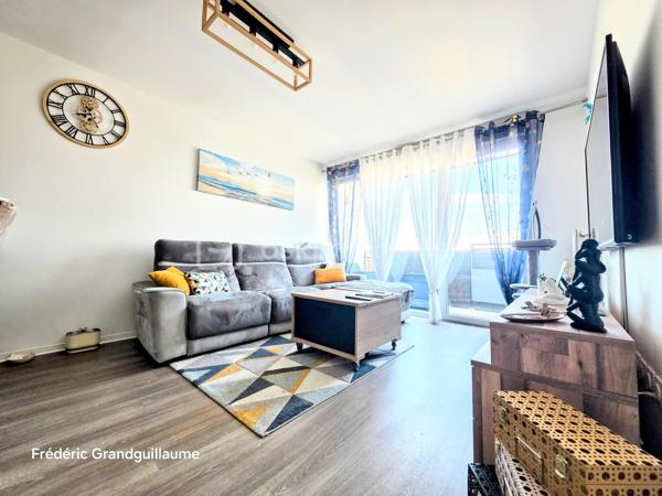 ✨ BEL APPARTEMENT T3 DE 68,23 M² — RÉSIDENCE RÉCENTE BBC — BALCON — PARKING COUVERT  ✨

Une adresse recherchée, le confort du récent et une luminosité remarquable : découvrez ce superbe T3 de 68,23 m², situé au 4ᵉ étage avec ascenseur d’une résidence sécurisée de standing (livrée en juin 2021, sous garantie décennale et dommages-ouvrage).

🏡 Un intérieur lumineux et parfaitement agencé
Dès l’entrée avec grand dressing intégré, le charme opère grâce aux volumes et à la clarté des lieux :
Pièce de vie chaleureuse prolongée par un agréable balcon, idéal pour vos moments de détente.
Cuisine équipée contemporaine : plaque à induction, four, hotte et lave-vaisselle.
Espace nuit optimisé : deux chambres confortables (13,65 m² avec second dressing aménagé et 10,51 m²).

Pièces d’eau et annexes : salle d’eau moderne, WC indépendant, buanderie-cellier et local de rangement dédié.

🚗 Confort moderne et prestations soignées
Volets roulants électriques sur chaque ouvrant
Chauffage individuel au gaz avec thermostat d’ambiance
Visiophone et blocs-portes à fermeture aimantée
Place de stationnement couverte privative et grand local à vélos

🏢 Copropriété saine et performances énergétiques
DPE : C / GES : C — un logement économe et parfaitement isolé (normes BBC).
Charges maîtrisées : env. 1 300 € / an (entretien parties communes et espaces verts, ascenseur, syndic pro, assurances diverses, électricité des parties communes, sécurité incendie, nettoyage annuel du parking).
Taxe foncière estimée : env. 1 100 € / an (le bien bénéficiait jusqu'ici de l'exonération totale post-livraison).

🚋 Un emplacement stratégique à Reims
Commerces et arrêt de tramway au pied de l'immeuble (moins de 2 minutes à pied) :
Gare de Reims : ~10 minutes en tram
Centre-ville (Opéra-Cathédrale) : ~14 minutes en tram

Idéal pour une résidence principale sereine ou un investissement locatif pérenne. Un bien rare combinant extérieur, stationnement et accessibilité immédiate.

Contactez-moi pour organiser une visite et découvrir ce bien sans tarder !