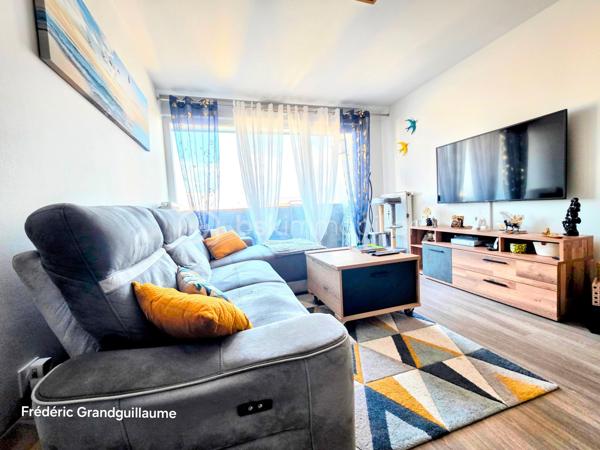 ✨ BEL APPARTEMENT T3 DE 68,23 M² — RÉSIDENCE RÉCENTE BBC — BALCON — PARKING COUVERT  ✨

Une adresse recherchée, le confort du récent et une luminosité remarquable : découvrez ce superbe T3 de 68,23 m², situé au 4ᵉ étage avec ascenseur d’une résidence sécurisée de standing (livrée en juin 2021, sous garantie décennale et dommages-ouvrage).

🏡 Un intérieur lumineux et parfaitement agencé
Dès l’entrée avec grand dressing intégré, le charme opère grâce aux volumes et à la clarté des lieux :
Pièce de vie chaleureuse prolongée par un agréable balcon, idéal pour vos moments de détente.
Cuisine équipée contemporaine : plaque à induction, four, hotte et lave-vaisselle.
Espace nuit optimisé : deux chambres confortables (13,65 m² avec second dressing aménagé et 10,51 m²).

Pièces d’eau et annexes : salle d’eau moderne, WC indépendant, buanderie-cellier et local de rangement dédié.

🚗 Confort moderne et prestations soignées
Volets roulants électriques sur chaque ouvrant
Chauffage individuel au gaz avec thermostat d’ambiance
Visiophone et blocs-portes à fermeture aimantée
Place de stationnement couverte privative et grand local à vélos

🏢 Copropriété saine et performances énergétiques
DPE : C / GES : C — un logement économe et parfaitement isolé (normes BBC).
Charges maîtrisées : env. 1 300 € / an (entretien parties communes et espaces verts, ascenseur, syndic pro, assurances diverses, électricité des parties communes, sécurité incendie, nettoyage annuel du parking).
Taxe foncière estimée : env. 1 100 € / an (le bien bénéficiait jusqu'ici de l'exonération totale post-livraison).

🚋 Un emplacement stratégique à Reims
Commerces et arrêt de tramway au pied de l'immeuble (moins de 2 minutes à pied) :
Gare de Reims : ~10 minutes en tram
Centre-ville (Opéra-Cathédrale) : ~14 minutes en tram

Idéal pour une résidence principale sereine ou un investissement locatif pérenne. Un bien rare combinant extérieur, stationnement et accessibilité immédiate.

Contactez-moi pour organiser une visite et découvrir ce bien sans tarder !