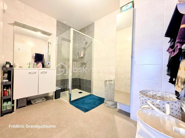 ✨ BEL APPARTEMENT T3 DE 68,23 M² — RÉSIDENCE RÉCENTE BBC — BALCON — PARKING COUVERT  ✨

Une adresse recherchée, le confort du récent et une luminosité remarquable : découvrez ce superbe T3 de 68,23 m², situé au 4ᵉ étage avec ascenseur d’une résidence sécurisée de standing (livrée en juin 2021, sous garantie décennale et dommages-ouvrage).

🏡 Un intérieur lumineux et parfaitement agencé
Dès l’entrée avec grand dressing intégré, le charme opère grâce aux volumes et à la clarté des lieux :
Pièce de vie chaleureuse prolongée par un agréable balcon, idéal pour vos moments de détente.
Cuisine équipée contemporaine : plaque à induction, four, hotte et lave-vaisselle.
Espace nuit optimisé : deux chambres confortables (13,65 m² avec second dressing aménagé et 10,51 m²).

Pièces d’eau et annexes : salle d’eau moderne, WC indépendant, buanderie-cellier et local de rangement dédié.

🚗 Confort moderne et prestations soignées
Volets roulants électriques sur chaque ouvrant
Chauffage individuel au gaz avec thermostat d’ambiance
Visiophone et blocs-portes à fermeture aimantée
Place de stationnement couverte privative et grand local à vélos

🏢 Copropriété saine et performances énergétiques
DPE : C / GES : C — un logement économe et parfaitement isolé (normes BBC).
Charges maîtrisées : env. 1 300 € / an (entretien parties communes et espaces verts, ascenseur, syndic pro, assurances diverses, électricité des parties communes, sécurité incendie, nettoyage annuel du parking).
Taxe foncière estimée : env. 1 100 € / an (le bien bénéficiait jusqu'ici de l'exonération totale post-livraison).

🚋 Un emplacement stratégique à Reims
Commerces et arrêt de tramway au pied de l'immeuble (moins de 2 minutes à pied) :
Gare de Reims : ~10 minutes en tram
Centre-ville (Opéra-Cathédrale) : ~14 minutes en tram

Idéal pour une résidence principale sereine ou un investissement locatif pérenne. Un bien rare combinant extérieur, stationnement et accessibilité immédiate.

Contactez-moi pour organiser une visite et découvrir ce bien sans tarder !