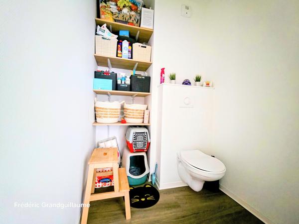 ✨ BEL APPARTEMENT T3 DE 68,23 M² — RÉSIDENCE RÉCENTE BBC — BALCON — PARKING COUVERT  ✨

Une adresse recherchée, le confort du récent et une luminosité remarquable : découvrez ce superbe T3 de 68,23 m², situé au 4ᵉ étage avec ascenseur d’une résidence sécurisée de standing (livrée en juin 2021, sous garantie décennale et dommages-ouvrage).

🏡 Un intérieur lumineux et parfaitement agencé
Dès l’entrée avec grand dressing intégré, le charme opère grâce aux volumes et à la clarté des lieux :
Pièce de vie chaleureuse prolongée par un agréable balcon, idéal pour vos moments de détente.
Cuisine équipée contemporaine : plaque à induction, four, hotte et lave-vaisselle.
Espace nuit optimisé : deux chambres confortables (13,65 m² avec second dressing aménagé et 10,51 m²).

Pièces d’eau et annexes : salle d’eau moderne, WC indépendant, buanderie-cellier et local de rangement dédié.

🚗 Confort moderne et prestations soignées
Volets roulants électriques sur chaque ouvrant
Chauffage individuel au gaz avec thermostat d’ambiance
Visiophone et blocs-portes à fermeture aimantée
Place de stationnement couverte privative et grand local à vélos

🏢 Copropriété saine et performances énergétiques
DPE : C / GES : C — un logement économe et parfaitement isolé (normes BBC).
Charges maîtrisées : env. 1 300 € / an (entretien parties communes et espaces verts, ascenseur, syndic pro, assurances diverses, électricité des parties communes, sécurité incendie, nettoyage annuel du parking).
Taxe foncière estimée : env. 1 100 € / an (le bien bénéficiait jusqu'ici de l'exonération totale post-livraison).

🚋 Un emplacement stratégique à Reims
Commerces et arrêt de tramway au pied de l'immeuble (moins de 2 minutes à pied) :
Gare de Reims : ~10 minutes en tram
Centre-ville (Opéra-Cathédrale) : ~14 minutes en tram

Idéal pour une résidence principale sereine ou un investissement locatif pérenne. Un bien rare combinant extérieur, stationnement et accessibilité immédiate.

Contactez-moi pour organiser une visite et découvrir ce bien sans tarder !