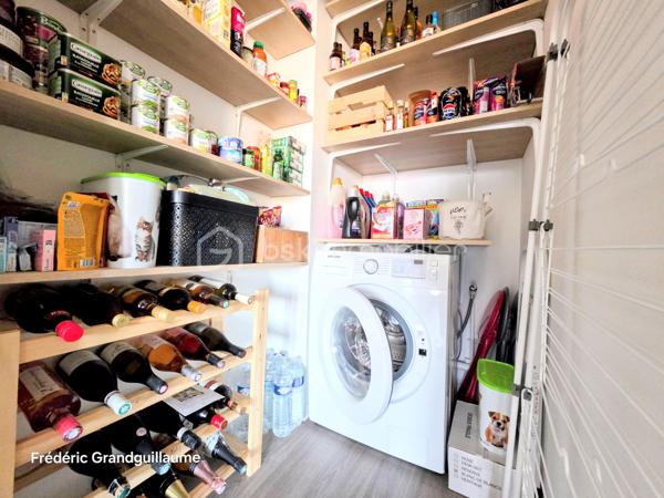 ✨ BEL APPARTEMENT T3 DE 68,23 M² — RÉSIDENCE RÉCENTE BBC — BALCON — PARKING COUVERT  ✨

Une adresse recherchée, le confort du récent et une luminosité remarquable : découvrez ce superbe T3 de 68,23 m², situé au 4ᵉ étage avec ascenseur d’une résidence sécurisée de standing (livrée en juin 2021, sous garantie décennale et dommages-ouvrage).

🏡 Un intérieur lumineux et parfaitement agencé
Dès l’entrée avec grand dressing intégré, le charme opère grâce aux volumes et à la clarté des lieux :
Pièce de vie chaleureuse prolongée par un agréable balcon, idéal pour vos moments de détente.
Cuisine équipée contemporaine : plaque à induction, four, hotte et lave-vaisselle.
Espace nuit optimisé : deux chambres confortables (13,65 m² avec second dressing aménagé et 10,51 m²).

Pièces d’eau et annexes : salle d’eau moderne, WC indépendant, buanderie-cellier et local de rangement dédié.

🚗 Confort moderne et prestations soignées
Volets roulants électriques sur chaque ouvrant
Chauffage individuel au gaz avec thermostat d’ambiance
Visiophone et blocs-portes à fermeture aimantée
Place de stationnement couverte privative et grand local à vélos

🏢 Copropriété saine et performances énergétiques
DPE : C / GES : C — un logement économe et parfaitement isolé (normes BBC).
Charges maîtrisées : env. 1 300 € / an (entretien parties communes et espaces verts, ascenseur, syndic pro, assurances diverses, électricité des parties communes, sécurité incendie, nettoyage annuel du parking).
Taxe foncière estimée : env. 1 100 € / an (le bien bénéficiait jusqu'ici de l'exonération totale post-livraison).

🚋 Un emplacement stratégique à Reims
Commerces et arrêt de tramway au pied de l'immeuble (moins de 2 minutes à pied) :
Gare de Reims : ~10 minutes en tram
Centre-ville (Opéra-Cathédrale) : ~14 minutes en tram

Idéal pour une résidence principale sereine ou un investissement locatif pérenne. Un bien rare combinant extérieur, stationnement et accessibilité immédiate.

Contactez-moi pour organiser une visite et découvrir ce bien sans tarder !