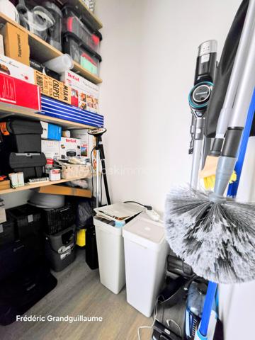 ✨ BEL APPARTEMENT T3 DE 68,23 M² — RÉSIDENCE RÉCENTE BBC — BALCON — PARKING COUVERT  ✨

Une adresse recherchée, le confort du récent et une luminosité remarquable : découvrez ce superbe T3 de 68,23 m², situé au 4ᵉ étage avec ascenseur d’une résidence sécurisée de standing (livrée en juin 2021, sous garantie décennale et dommages-ouvrage).

🏡 Un intérieur lumineux et parfaitement agencé
Dès l’entrée avec grand dressing intégré, le charme opère grâce aux volumes et à la clarté des lieux :
Pièce de vie chaleureuse prolongée par un agréable balcon, idéal pour vos moments de détente.
Cuisine équipée contemporaine : plaque à induction, four, hotte et lave-vaisselle.
Espace nuit optimisé : deux chambres confortables (13,65 m² avec second dressing aménagé et 10,51 m²).

Pièces d’eau et annexes : salle d’eau moderne, WC indépendant, buanderie-cellier et local de rangement dédié.

🚗 Confort moderne et prestations soignées
Volets roulants électriques sur chaque ouvrant
Chauffage individuel au gaz avec thermostat d’ambiance
Visiophone et blocs-portes à fermeture aimantée
Place de stationnement couverte privative et grand local à vélos

🏢 Copropriété saine et performances énergétiques
DPE : C / GES : C — un logement économe et parfaitement isolé (normes BBC).
Charges maîtrisées : env. 1 300 € / an (entretien parties communes et espaces verts, ascenseur, syndic pro, assurances diverses, électricité des parties communes, sécurité incendie, nettoyage annuel du parking).
Taxe foncière estimée : env. 1 100 € / an (le bien bénéficiait jusqu'ici de l'exonération totale post-livraison).

🚋 Un emplacement stratégique à Reims
Commerces et arrêt de tramway au pied de l'immeuble (moins de 2 minutes à pied) :
Gare de Reims : ~10 minutes en tram
Centre-ville (Opéra-Cathédrale) : ~14 minutes en tram

Idéal pour une résidence principale sereine ou un investissement locatif pérenne. Un bien rare combinant extérieur, stationnement et accessibilité immédiate.

Contactez-moi pour organiser une visite et découvrir ce bien sans tarder !