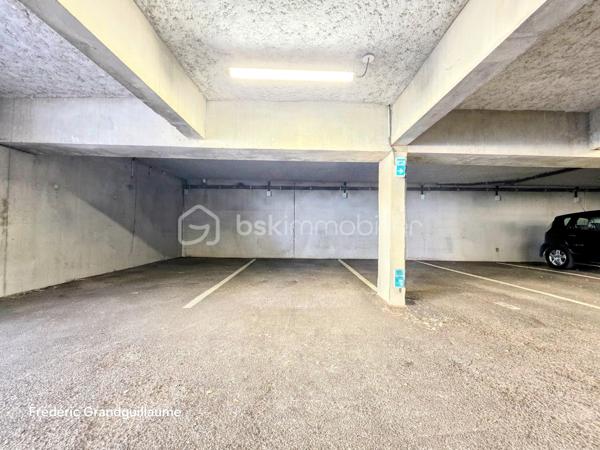 ✨ BEL APPARTEMENT T3 DE 68,23 M² — RÉSIDENCE RÉCENTE BBC — BALCON — PARKING COUVERT  ✨

Une adresse recherchée, le confort du récent et une luminosité remarquable : découvrez ce superbe T3 de 68,23 m², situé au 4ᵉ étage avec ascenseur d’une résidence sécurisée de standing (livrée en juin 2021, sous garantie décennale et dommages-ouvrage).

🏡 Un intérieur lumineux et parfaitement agencé
Dès l’entrée avec grand dressing intégré, le charme opère grâce aux volumes et à la clarté des lieux :
Pièce de vie chaleureuse prolongée par un agréable balcon, idéal pour vos moments de détente.
Cuisine équipée contemporaine : plaque à induction, four, hotte et lave-vaisselle.
Espace nuit optimisé : deux chambres confortables (13,65 m² avec second dressing aménagé et 10,51 m²).

Pièces d’eau et annexes : salle d’eau moderne, WC indépendant, buanderie-cellier et local de rangement dédié.

🚗 Confort moderne et prestations soignées
Volets roulants électriques sur chaque ouvrant
Chauffage individuel au gaz avec thermostat d’ambiance
Visiophone et blocs-portes à fermeture aimantée
Place de stationnement couverte privative et grand local à vélos

🏢 Copropriété saine et performances énergétiques
DPE : C / GES : C — un logement économe et parfaitement isolé (normes BBC).
Charges maîtrisées : env. 1 300 € / an (entretien parties communes et espaces verts, ascenseur, syndic pro, assurances diverses, électricité des parties communes, sécurité incendie, nettoyage annuel du parking).
Taxe foncière estimée : env. 1 100 € / an (le bien bénéficiait jusqu'ici de l'exonération totale post-livraison).

🚋 Un emplacement stratégique à Reims
Commerces et arrêt de tramway au pied de l'immeuble (moins de 2 minutes à pied) :
Gare de Reims : ~10 minutes en tram
Centre-ville (Opéra-Cathédrale) : ~14 minutes en tram

Idéal pour une résidence principale sereine ou un investissement locatif pérenne. Un bien rare combinant extérieur, stationnement et accessibilité immédiate.

Contactez-moi pour organiser une visite et découvrir ce bien sans tarder !