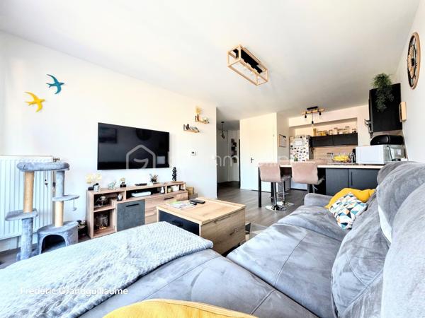 ✨ BEL APPARTEMENT T3 DE 68,23 M² — RÉSIDENCE RÉCENTE BBC — BALCON — PARKING COUVERT  ✨

Une adresse recherchée, le confort du récent et une luminosité remarquable : découvrez ce superbe T3 de 68,23 m², situé au 4ᵉ étage avec ascenseur d’une résidence sécurisée de standing (livrée en juin 2021, sous garantie décennale et dommages-ouvrage).

🏡 Un intérieur lumineux et parfaitement agencé
Dès l’entrée avec grand dressing intégré, le charme opère grâce aux volumes et à la clarté des lieux :
Pièce de vie chaleureuse prolongée par un agréable balcon, idéal pour vos moments de détente.
Cuisine équipée contemporaine : plaque à induction, four, hotte et lave-vaisselle.
Espace nuit optimisé : deux chambres confortables (13,65 m² avec second dressing aménagé et 10,51 m²).

Pièces d’eau et annexes : salle d’eau moderne, WC indépendant, buanderie-cellier et local de rangement dédié.

🚗 Confort moderne et prestations soignées
Volets roulants électriques sur chaque ouvrant
Chauffage individuel au gaz avec thermostat d’ambiance
Visiophone et blocs-portes à fermeture aimantée
Place de stationnement couverte privative et grand local à vélos

🏢 Copropriété saine et performances énergétiques
DPE : C / GES : C — un logement économe et parfaitement isolé (normes BBC).
Charges maîtrisées : env. 1 300 € / an (entretien parties communes et espaces verts, ascenseur, syndic pro, assurances diverses, électricité des parties communes, sécurité incendie, nettoyage annuel du parking).
Taxe foncière estimée : env. 1 100 € / an (le bien bénéficiait jusqu'ici de l'exonération totale post-livraison).

🚋 Un emplacement stratégique à Reims
Commerces et arrêt de tramway au pied de l'immeuble (moins de 2 minutes à pied) :
Gare de Reims : ~10 minutes en tram
Centre-ville (Opéra-Cathédrale) : ~14 minutes en tram

Idéal pour une résidence principale sereine ou un investissement locatif pérenne. Un bien rare combinant extérieur, stationnement et accessibilité immédiate.

Contactez-moi pour organiser une visite et découvrir ce bien sans tarder !