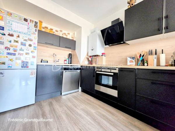 ✨ BEL APPARTEMENT T3 DE 68,23 M² — RÉSIDENCE RÉCENTE BBC — BALCON — PARKING COUVERT  ✨

Une adresse recherchée, le confort du récent et une luminosité remarquable : découvrez ce superbe T3 de 68,23 m², situé au 4ᵉ étage avec ascenseur d’une résidence sécurisée de standing (livrée en juin 2021, sous garantie décennale et dommages-ouvrage).

🏡 Un intérieur lumineux et parfaitement agencé
Dès l’entrée avec grand dressing intégré, le charme opère grâce aux volumes et à la clarté des lieux :
Pièce de vie chaleureuse prolongée par un agréable balcon, idéal pour vos moments de détente.
Cuisine équipée contemporaine : plaque à induction, four, hotte et lave-vaisselle.
Espace nuit optimisé : deux chambres confortables (13,65 m² avec second dressing aménagé et 10,51 m²).

Pièces d’eau et annexes : salle d’eau moderne, WC indépendant, buanderie-cellier et local de rangement dédié.

🚗 Confort moderne et prestations soignées
Volets roulants électriques sur chaque ouvrant
Chauffage individuel au gaz avec thermostat d’ambiance
Visiophone et blocs-portes à fermeture aimantée
Place de stationnement couverte privative et grand local à vélos

🏢 Copropriété saine et performances énergétiques
DPE : C / GES : C — un logement économe et parfaitement isolé (normes BBC).
Charges maîtrisées : env. 1 300 € / an (entretien parties communes et espaces verts, ascenseur, syndic pro, assurances diverses, électricité des parties communes, sécurité incendie, nettoyage annuel du parking).
Taxe foncière estimée : env. 1 100 € / an (le bien bénéficiait jusqu'ici de l'exonération totale post-livraison).

🚋 Un emplacement stratégique à Reims
Commerces et arrêt de tramway au pied de l'immeuble (moins de 2 minutes à pied) :
Gare de Reims : ~10 minutes en tram
Centre-ville (Opéra-Cathédrale) : ~14 minutes en tram

Idéal pour une résidence principale sereine ou un investissement locatif pérenne. Un bien rare combinant extérieur, stationnement et accessibilité immédiate.

Contactez-moi pour organiser une visite et découvrir ce bien sans tarder !