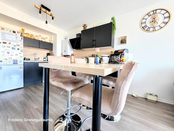 ✨ BEL APPARTEMENT T3 DE 68,23 M² — RÉSIDENCE RÉCENTE BBC — BALCON — PARKING COUVERT  ✨

Une adresse recherchée, le confort du récent et une luminosité remarquable : découvrez ce superbe T3 de 68,23 m², situé au 4ᵉ étage avec ascenseur d’une résidence sécurisée de standing (livrée en juin 2021, sous garantie décennale et dommages-ouvrage).

🏡 Un intérieur lumineux et parfaitement agencé
Dès l’entrée avec grand dressing intégré, le charme opère grâce aux volumes et à la clarté des lieux :
Pièce de vie chaleureuse prolongée par un agréable balcon, idéal pour vos moments de détente.
Cuisine équipée contemporaine : plaque à induction, four, hotte et lave-vaisselle.
Espace nuit optimisé : deux chambres confortables (13,65 m² avec second dressing aménagé et 10,51 m²).

Pièces d’eau et annexes : salle d’eau moderne, WC indépendant, buanderie-cellier et local de rangement dédié.

🚗 Confort moderne et prestations soignées
Volets roulants électriques sur chaque ouvrant
Chauffage individuel au gaz avec thermostat d’ambiance
Visiophone et blocs-portes à fermeture aimantée
Place de stationnement couverte privative et grand local à vélos

🏢 Copropriété saine et performances énergétiques
DPE : C / GES : C — un logement économe et parfaitement isolé (normes BBC).
Charges maîtrisées : env. 1 300 € / an (entretien parties communes et espaces verts, ascenseur, syndic pro, assurances diverses, électricité des parties communes, sécurité incendie, nettoyage annuel du parking).
Taxe foncière estimée : env. 1 100 € / an (le bien bénéficiait jusqu'ici de l'exonération totale post-livraison).

🚋 Un emplacement stratégique à Reims
Commerces et arrêt de tramway au pied de l'immeuble (moins de 2 minutes à pied) :
Gare de Reims : ~10 minutes en tram
Centre-ville (Opéra-Cathédrale) : ~14 minutes en tram

Idéal pour une résidence principale sereine ou un investissement locatif pérenne. Un bien rare combinant extérieur, stationnement et accessibilité immédiate.

Contactez-moi pour organiser une visite et découvrir ce bien sans tarder !