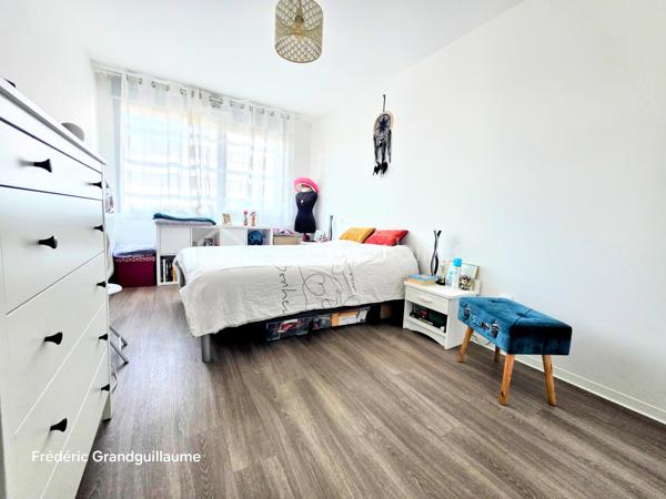 ✨ BEL APPARTEMENT T3 DE 68,23 M² — RÉSIDENCE RÉCENTE BBC — BALCON — PARKING COUVERT  ✨

Une adresse recherchée, le confort du récent et une luminosité remarquable : découvrez ce superbe T3 de 68,23 m², situé au 4ᵉ étage avec ascenseur d’une résidence sécurisée de standing (livrée en juin 2021, sous garantie décennale et dommages-ouvrage).

🏡 Un intérieur lumineux et parfaitement agencé
Dès l’entrée avec grand dressing intégré, le charme opère grâce aux volumes et à la clarté des lieux :
Pièce de vie chaleureuse prolongée par un agréable balcon, idéal pour vos moments de détente.
Cuisine équipée contemporaine : plaque à induction, four, hotte et lave-vaisselle.
Espace nuit optimisé : deux chambres confortables (13,65 m² avec second dressing aménagé et 10,51 m²).

Pièces d’eau et annexes : salle d’eau moderne, WC indépendant, buanderie-cellier et local de rangement dédié.

🚗 Confort moderne et prestations soignées
Volets roulants électriques sur chaque ouvrant
Chauffage individuel au gaz avec thermostat d’ambiance
Visiophone et blocs-portes à fermeture aimantée
Place de stationnement couverte privative et grand local à vélos

🏢 Copropriété saine et performances énergétiques
DPE : C / GES : C — un logement économe et parfaitement isolé (normes BBC).
Charges maîtrisées : env. 1 300 € / an (entretien parties communes et espaces verts, ascenseur, syndic pro, assurances diverses, électricité des parties communes, sécurité incendie, nettoyage annuel du parking).
Taxe foncière estimée : env. 1 100 € / an (le bien bénéficiait jusqu'ici de l'exonération totale post-livraison).

🚋 Un emplacement stratégique à Reims
Commerces et arrêt de tramway au pied de l'immeuble (moins de 2 minutes à pied) :
Gare de Reims : ~10 minutes en tram
Centre-ville (Opéra-Cathédrale) : ~14 minutes en tram

Idéal pour une résidence principale sereine ou un investissement locatif pérenne. Un bien rare combinant extérieur, stationnement et accessibilité immédiate.

Contactez-moi pour organiser une visite et découvrir ce bien sans tarder !