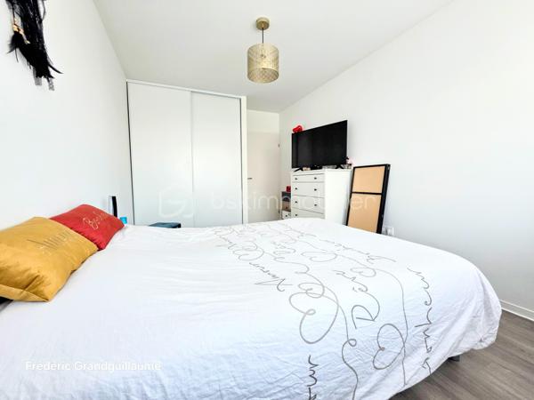 ✨ BEL APPARTEMENT T3 DE 68,23 M² — RÉSIDENCE RÉCENTE BBC — BALCON — PARKING COUVERT  ✨

Une adresse recherchée, le confort du récent et une luminosité remarquable : découvrez ce superbe T3 de 68,23 m², situé au 4ᵉ étage avec ascenseur d’une résidence sécurisée de standing (livrée en juin 2021, sous garantie décennale et dommages-ouvrage).

🏡 Un intérieur lumineux et parfaitement agencé
Dès l’entrée avec grand dressing intégré, le charme opère grâce aux volumes et à la clarté des lieux :
Pièce de vie chaleureuse prolongée par un agréable balcon, idéal pour vos moments de détente.
Cuisine équipée contemporaine : plaque à induction, four, hotte et lave-vaisselle.
Espace nuit optimisé : deux chambres confortables (13,65 m² avec second dressing aménagé et 10,51 m²).

Pièces d’eau et annexes : salle d’eau moderne, WC indépendant, buanderie-cellier et local de rangement dédié.

🚗 Confort moderne et prestations soignées
Volets roulants électriques sur chaque ouvrant
Chauffage individuel au gaz avec thermostat d’ambiance
Visiophone et blocs-portes à fermeture aimantée
Place de stationnement couverte privative et grand local à vélos

🏢 Copropriété saine et performances énergétiques
DPE : C / GES : C — un logement économe et parfaitement isolé (normes BBC).
Charges maîtrisées : env. 1 300 € / an (entretien parties communes et espaces verts, ascenseur, syndic pro, assurances diverses, électricité des parties communes, sécurité incendie, nettoyage annuel du parking).
Taxe foncière estimée : env. 1 100 € / an (le bien bénéficiait jusqu'ici de l'exonération totale post-livraison).

🚋 Un emplacement stratégique à Reims
Commerces et arrêt de tramway au pied de l'immeuble (moins de 2 minutes à pied) :
Gare de Reims : ~10 minutes en tram
Centre-ville (Opéra-Cathédrale) : ~14 minutes en tram

Idéal pour une résidence principale sereine ou un investissement locatif pérenne. Un bien rare combinant extérieur, stationnement et accessibilité immédiate.

Contactez-moi pour organiser une visite et découvrir ce bien sans tarder !