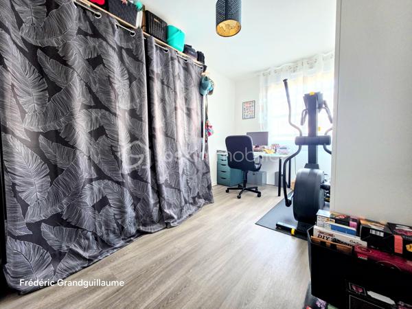 ✨ BEL APPARTEMENT T3 DE 68,23 M² — RÉSIDENCE RÉCENTE BBC — BALCON — PARKING COUVERT  ✨

Une adresse recherchée, le confort du récent et une luminosité remarquable : découvrez ce superbe T3 de 68,23 m², situé au 4ᵉ étage avec ascenseur d’une résidence sécurisée de standing (livrée en juin 2021, sous garantie décennale et dommages-ouvrage).

🏡 Un intérieur lumineux et parfaitement agencé
Dès l’entrée avec grand dressing intégré, le charme opère grâce aux volumes et à la clarté des lieux :
Pièce de vie chaleureuse prolongée par un agréable balcon, idéal pour vos moments de détente.
Cuisine équipée contemporaine : plaque à induction, four, hotte et lave-vaisselle.
Espace nuit optimisé : deux chambres confortables (13,65 m² avec second dressing aménagé et 10,51 m²).

Pièces d’eau et annexes : salle d’eau moderne, WC indépendant, buanderie-cellier et local de rangement dédié.

🚗 Confort moderne et prestations soignées
Volets roulants électriques sur chaque ouvrant
Chauffage individuel au gaz avec thermostat d’ambiance
Visiophone et blocs-portes à fermeture aimantée
Place de stationnement couverte privative et grand local à vélos

🏢 Copropriété saine et performances énergétiques
DPE : C / GES : C — un logement économe et parfaitement isolé (normes BBC).
Charges maîtrisées : env. 1 300 € / an (entretien parties communes et espaces verts, ascenseur, syndic pro, assurances diverses, électricité des parties communes, sécurité incendie, nettoyage annuel du parking).
Taxe foncière estimée : env. 1 100 € / an (le bien bénéficiait jusqu'ici de l'exonération totale post-livraison).

🚋 Un emplacement stratégique à Reims
Commerces et arrêt de tramway au pied de l'immeuble (moins de 2 minutes à pied) :
Gare de Reims : ~10 minutes en tram
Centre-ville (Opéra-Cathédrale) : ~14 minutes en tram

Idéal pour une résidence principale sereine ou un investissement locatif pérenne. Un bien rare combinant extérieur, stationnement et accessibilité immédiate.

Contactez-moi pour organiser une visite et découvrir ce bien sans tarder !