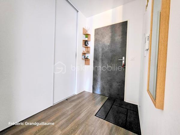 ✨ BEL APPARTEMENT T3 DE 68,23 M² — RÉSIDENCE RÉCENTE BBC — BALCON — PARKING COUVERT  ✨

Une adresse recherchée, le confort du récent et une luminosité remarquable : découvrez ce superbe T3 de 68,23 m², situé au 4ᵉ étage avec ascenseur d’une résidence sécurisée de standing (livrée en juin 2021, sous garantie décennale et dommages-ouvrage).

🏡 Un intérieur lumineux et parfaitement agencé
Dès l’entrée avec grand dressing intégré, le charme opère grâce aux volumes et à la clarté des lieux :
Pièce de vie chaleureuse prolongée par un agréable balcon, idéal pour vos moments de détente.
Cuisine équipée contemporaine : plaque à induction, four, hotte et lave-vaisselle.
Espace nuit optimisé : deux chambres confortables (13,65 m² avec second dressing aménagé et 10,51 m²).

Pièces d’eau et annexes : salle d’eau moderne, WC indépendant, buanderie-cellier et local de rangement dédié.

🚗 Confort moderne et prestations soignées
Volets roulants électriques sur chaque ouvrant
Chauffage individuel au gaz avec thermostat d’ambiance
Visiophone et blocs-portes à fermeture aimantée
Place de stationnement couverte privative et grand local à vélos

🏢 Copropriété saine et performances énergétiques
DPE : C / GES : C — un logement économe et parfaitement isolé (normes BBC).
Charges maîtrisées : env. 1 300 € / an (entretien parties communes et espaces verts, ascenseur, syndic pro, assurances diverses, électricité des parties communes, sécurité incendie, nettoyage annuel du parking).
Taxe foncière estimée : env. 1 100 € / an (le bien bénéficiait jusqu'ici de l'exonération totale post-livraison).

🚋 Un emplacement stratégique à Reims
Commerces et arrêt de tramway au pied de l'immeuble (moins de 2 minutes à pied) :
Gare de Reims : ~10 minutes en tram
Centre-ville (Opéra-Cathédrale) : ~14 minutes en tram

Idéal pour une résidence principale sereine ou un investissement locatif pérenne. Un bien rare combinant extérieur, stationnement et accessibilité immédiate.

Contactez-moi pour organiser une visite et découvrir ce bien sans tarder !