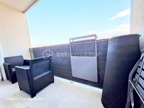 ✨ BEL APPARTEMENT T3 DE 68,23 M² — RÉSIDENCE RÉCENTE BBC — BALCON — PARKING COUVERT  ✨

Une adresse recherchée, le confort du récent et une luminosité remarquable : découvrez ce superbe T3 de 68,23 m², situé au 4ᵉ étage avec ascenseur d’une résidence sécurisée de standing (livrée en juin 2021, sous garantie décennale et dommages-ouvrage).

🏡 Un intérieur lumineux et parfaitement agencé
Dès l’entrée avec grand dressing intégré, le charme opère grâce aux volumes et à la clarté des lieux :
Pièce de vie chaleureuse prolongée par un agréable balcon, idéal pour vos moments de détente.
Cuisine équipée contemporaine : plaque à induction, four, hotte et lave-vaisselle.
Espace nuit optimisé : deux chambres confortables (13,65 m² avec second dressing aménagé et 10,51 m²).

Pièces d’eau et annexes : salle d’eau moderne, WC indépendant, buanderie-cellier et local de rangement dédié.

🚗 Confort moderne et prestations soignées
Volets roulants électriques sur chaque ouvrant
Chauffage individuel au gaz avec thermostat d’ambiance
Visiophone et blocs-portes à fermeture aimantée
Place de stationnement couverte privative et grand local à vélos

🏢 Copropriété saine et performances énergétiques
DPE : C / GES : C — un logement économe et parfaitement isolé (normes BBC).
Charges maîtrisées : env. 1 300 € / an (entretien parties communes et espaces verts, ascenseur, syndic pro, assurances diverses, électricité des parties communes, sécurité incendie, nettoyage annuel du parking).
Taxe foncière estimée : env. 1 100 € / an (le bien bénéficiait jusqu'ici de l'exonération totale post-livraison).

🚋 Un emplacement stratégique à Reims
Commerces et arrêt de tramway au pied de l'immeuble (moins de 2 minutes à pied) :
Gare de Reims : ~10 minutes en tram
Centre-ville (Opéra-Cathédrale) : ~14 minutes en tram

Idéal pour une résidence principale sereine ou un investissement locatif pérenne. Un bien rare combinant extérieur, stationnement et accessibilité immédiate.

Contactez-moi pour organiser une visite et découvrir ce bien sans tarder !