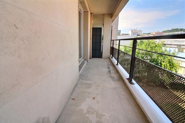 Suresnes Appartement Familial 3 pièces 66 m² avec balcon 8m² , cave et box.