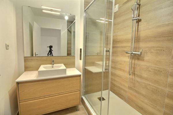 Suresnes Appartement Familial 3 pièces 66 m² avec balcon 8m² , cave et box.