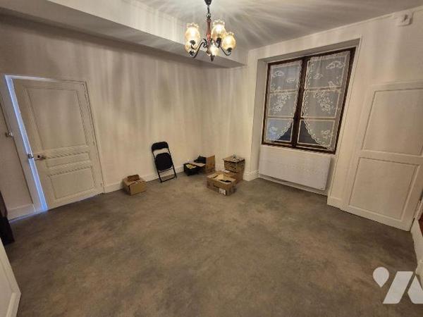 Ensemble de deux maisons, au centre de Mussy sur Seine, comprenant une entrée, une salle à mang...