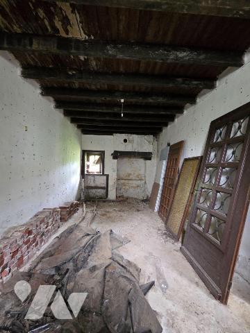 10 Min. VILLAINES-LA-JUHEL (53) ancienne maison d'habitation en pierres à rénover avec une anci...
