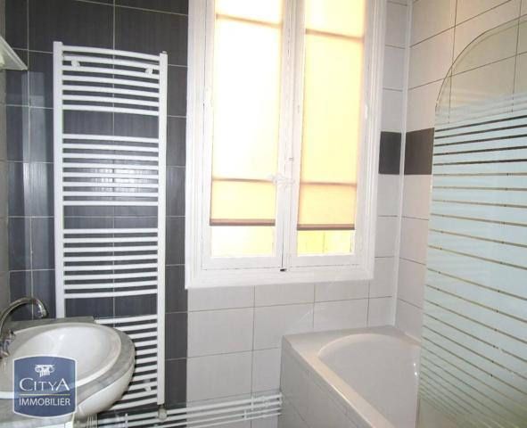Appartement à louer 4 pièces 81.92m² Nîmes (30000)