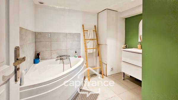 Grande maison à fort potentiel-divisible en 5 appartements- un terrain constructible- des travaux de rénovation-