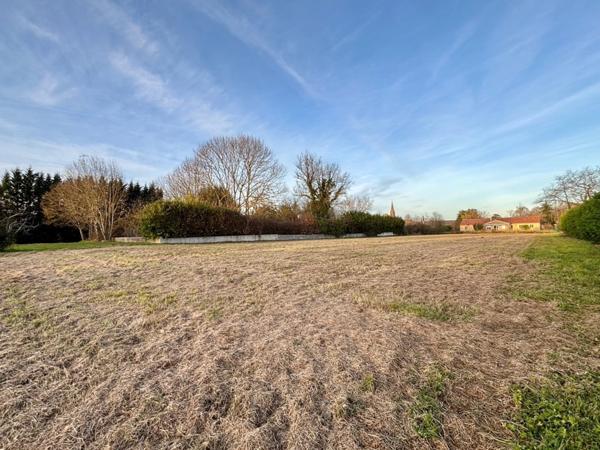 Dpt Hautes Pyrénées (65), à vendre TRIE SUR BAISE Terrain à bâtir borné de 2470 m² au calme et proche du centre-ville