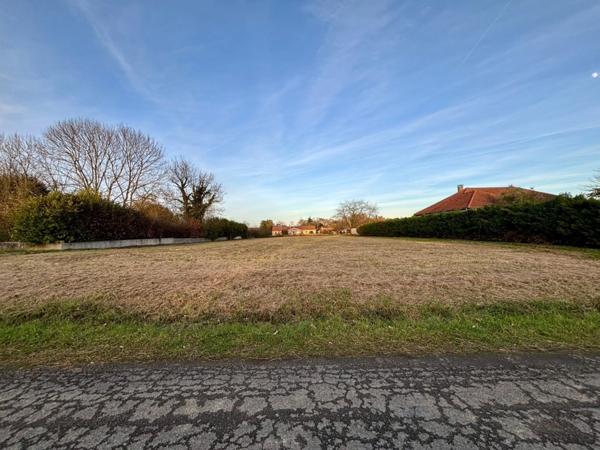 Dpt Hautes Pyrénées (65), à vendre TRIE SUR BAISE Terrain à bâtir borné de 2470 m² au calme et proche du centre-ville