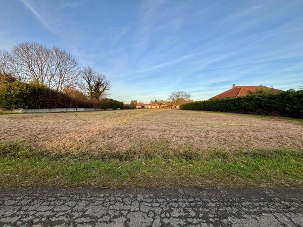 Dpt Hautes Pyrénées (65), à vendre TRIE SUR BAISE Terrain à bâtir borné de 2470 m² au calme et proche du centre-ville