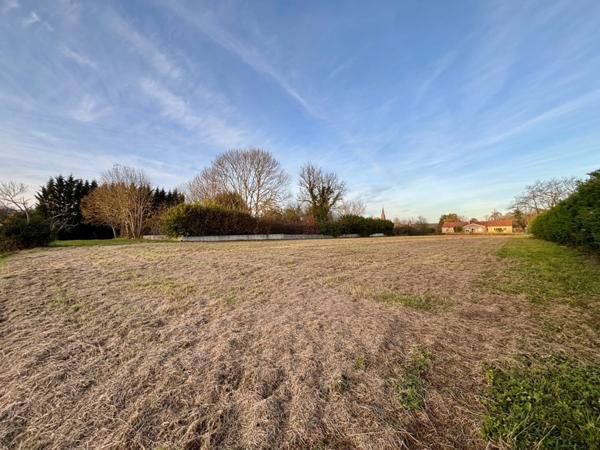 Dpt Hautes Pyrénées (65), à vendre TRIE SUR BAISE Terrain à bâtir borné de 2470 m² au calme et proche du centre-ville