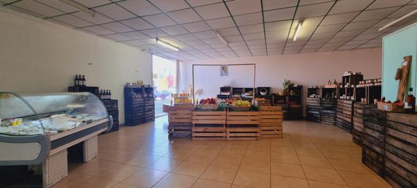 Ensemble de 3 Locaux Commerciaux à Confolens 383 m² avec Parking