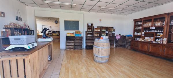 Ensemble de 3 Locaux Commerciaux à Confolens 383 m² avec Parking