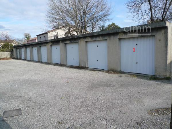 GARAGE (n°1) pour auto ou motos. Porte basculante.