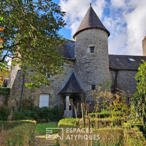 Propriété du XVIIIe Siècle avec tourelle et jardin clos en centre historique