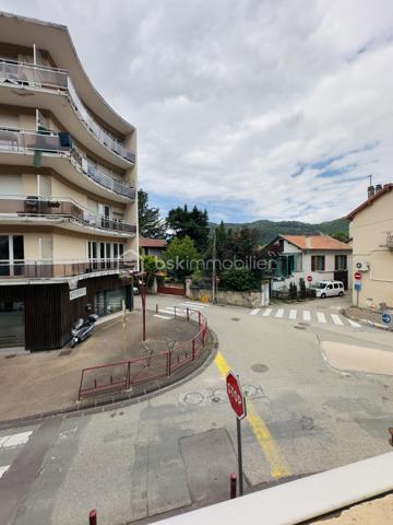 Ici, tout est proche ! Ecole, Transports, Commerces.

Cet appartement traversant et lumineux de 75 m² se compose d'un salon-séjour agréable, d'une cuisine fonctionnelle, de trois chambres dont certaines avec placards, ainsi que d'un espace nuit bien distinct de l'espace de vie.

Vous apprécierez sa proximité immédiate avec les commerces, l'école primaire, le marché hebdomadaire, les transports et les services du quotidien.

Situé dans une petite copropriété avec peu de charges.

Taxe foncière : 1 100 €.

Un appartement fonctionnel et lumineux, idéal pour une famille ou un premier achat.