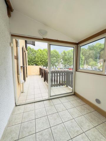 Ici, tout est proche ! Ecole, Transports, Commerces.

Cet appartement traversant et lumineux de 75 m² se compose d'un salon-séjour agréable, d'une cuisine fonctionnelle, de trois chambres dont certaines avec placards, ainsi que d'un espace nuit bien distinct de l'espace de vie.

Vous apprécierez sa proximité immédiate avec les commerces, l'école primaire, le marché hebdomadaire, les transports et les services du quotidien.

Situé dans une petite copropriété avec peu de charges.

Taxe foncière : 1 100 €.

Un appartement fonctionnel et lumineux, idéal pour une famille ou un premier achat.