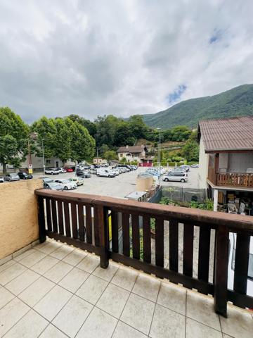 Ici, tout est proche ! Ecole, Transports, Commerces.

Cet appartement traversant et lumineux de 75 m² se compose d'un salon-séjour agréable, d'une cuisine fonctionnelle, de trois chambres dont certaines avec placards, ainsi que d'un espace nuit bien distinct de l'espace de vie.

Vous apprécierez sa proximité immédiate avec les commerces, l'école primaire, le marché hebdomadaire, les transports et les services du quotidien.

Situé dans une petite copropriété avec peu de charges.

Taxe foncière : 1 100 €.

Un appartement fonctionnel et lumineux, idéal pour une famille ou un premier achat.