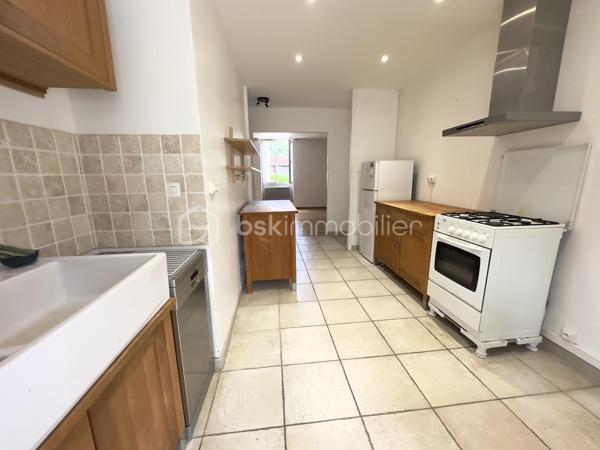 Ici, tout est proche ! Ecole, Transports, Commerces.

Cet appartement traversant et lumineux de 75 m² se compose d'un salon-séjour agréable, d'une cuisine fonctionnelle, de trois chambres dont certaines avec placards, ainsi que d'un espace nuit bien distinct de l'espace de vie.

Vous apprécierez sa proximité immédiate avec les commerces, l'école primaire, le marché hebdomadaire, les transports et les services du quotidien.

Situé dans une petite copropriété avec peu de charges.

Taxe foncière : 1 100 €.

Un appartement fonctionnel et lumineux, idéal pour une famille ou un premier achat.