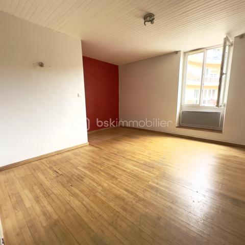 Ici, tout est proche ! Ecole, Transports, Commerces.

Cet appartement traversant et lumineux de 75 m² se compose d'un salon-séjour agréable, d'une cuisine fonctionnelle, de trois chambres dont certaines avec placards, ainsi que d'un espace nuit bien distinct de l'espace de vie.

Vous apprécierez sa proximité immédiate avec les commerces, l'école primaire, le marché hebdomadaire, les transports et les services du quotidien.

Situé dans une petite copropriété avec peu de charges.

Taxe foncière : 1 100 €.

Un appartement fonctionnel et lumineux, idéal pour une famille ou un premier achat.