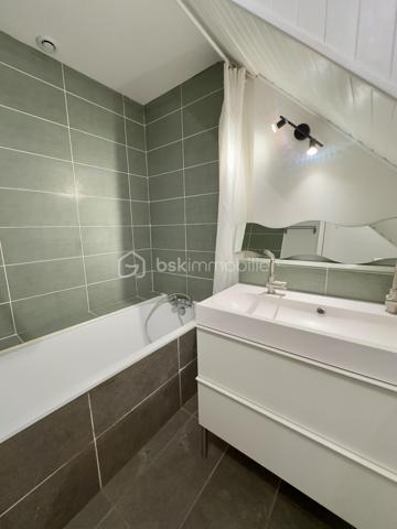 Ici, tout est proche ! Ecole, Transports, Commerces.

Cet appartement traversant et lumineux de 75 m² se compose d'un salon-séjour agréable, d'une cuisine fonctionnelle, de trois chambres dont certaines avec placards, ainsi que d'un espace nuit bien distinct de l'espace de vie.

Vous apprécierez sa proximité immédiate avec les commerces, l'école primaire, le marché hebdomadaire, les transports et les services du quotidien.

Situé dans une petite copropriété avec peu de charges.

Taxe foncière : 1 100 €.

Un appartement fonctionnel et lumineux, idéal pour une famille ou un premier achat.