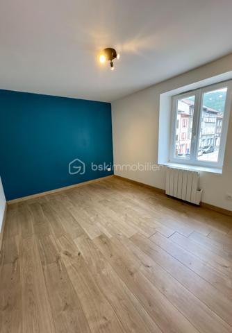 Ici, tout est proche ! Ecole, Transports, Commerces.

Cet appartement traversant et lumineux de 75 m² se compose d'un salon-séjour agréable, d'une cuisine fonctionnelle, de trois chambres dont certaines avec placards, ainsi que d'un espace nuit bien distinct de l'espace de vie.

Vous apprécierez sa proximité immédiate avec les commerces, l'école primaire, le marché hebdomadaire, les transports et les services du quotidien.

Situé dans une petite copropriété avec peu de charges.

Taxe foncière : 1 100 €.

Un appartement fonctionnel et lumineux, idéal pour une famille ou un premier achat.
