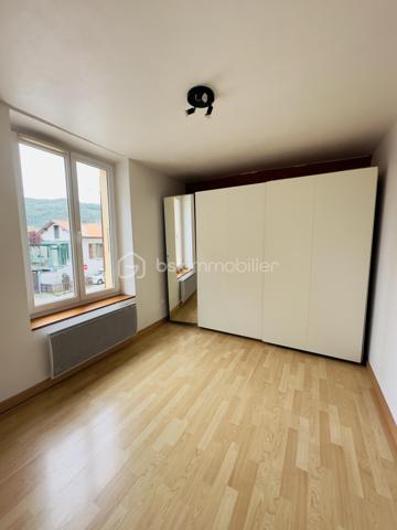 Ici, tout est proche ! Ecole, Transports, Commerces.

Cet appartement traversant et lumineux de 75 m² se compose d'un salon-séjour agréable, d'une cuisine fonctionnelle, de trois chambres dont certaines avec placards, ainsi que d'un espace nuit bien distinct de l'espace de vie.

Vous apprécierez sa proximité immédiate avec les commerces, l'école primaire, le marché hebdomadaire, les transports et les services du quotidien.

Situé dans une petite copropriété avec peu de charges.

Taxe foncière : 1 100 €.

Un appartement fonctionnel et lumineux, idéal pour une famille ou un premier achat.