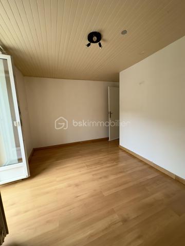 Ici, tout est proche ! Ecole, Transports, Commerces.

Cet appartement traversant et lumineux de 75 m² se compose d'un salon-séjour agréable, d'une cuisine fonctionnelle, de trois chambres dont certaines avec placards, ainsi que d'un espace nuit bien distinct de l'espace de vie.

Vous apprécierez sa proximité immédiate avec les commerces, l'école primaire, le marché hebdomadaire, les transports et les services du quotidien.

Situé dans une petite copropriété avec peu de charges.

Taxe foncière : 1 100 €.

Un appartement fonctionnel et lumineux, idéal pour une famille ou un premier achat.