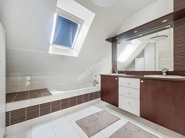 NANTES, LONGCHAMP / Maison 4 chambres / vaste piece de vie / garage / terrasse-jardin