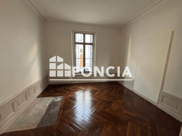 Location Appartement 2 pièces 48.7 m² - 104 RUE D'ENTRAIGUES Tours 37000