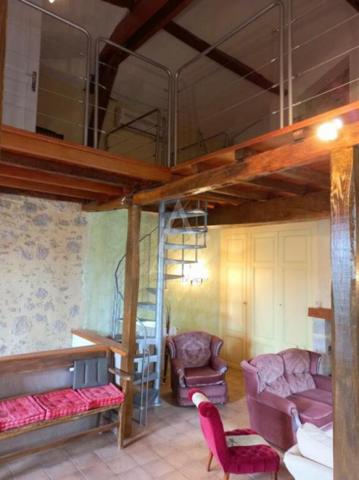 Atypique maison de village sur 3 niveaux, jardin et garage attenants