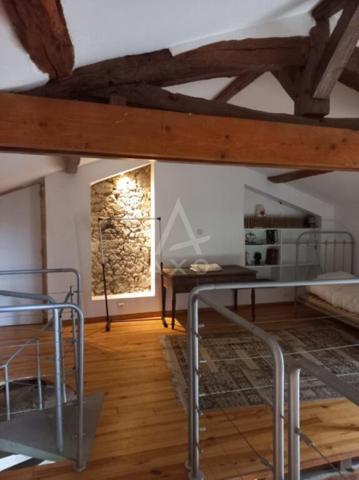 Atypique maison de village sur 3 niveaux, jardin et garage attenants