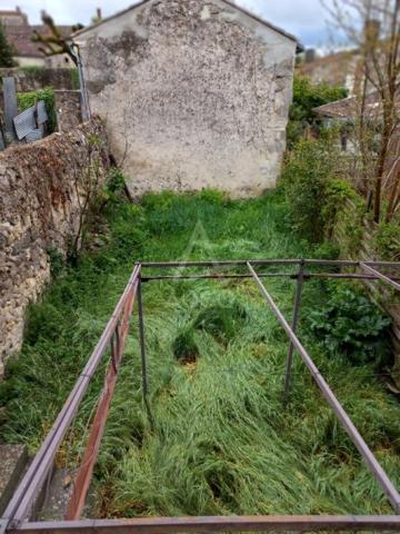 Atypique maison de village sur 3 niveaux, jardin et garage attenants