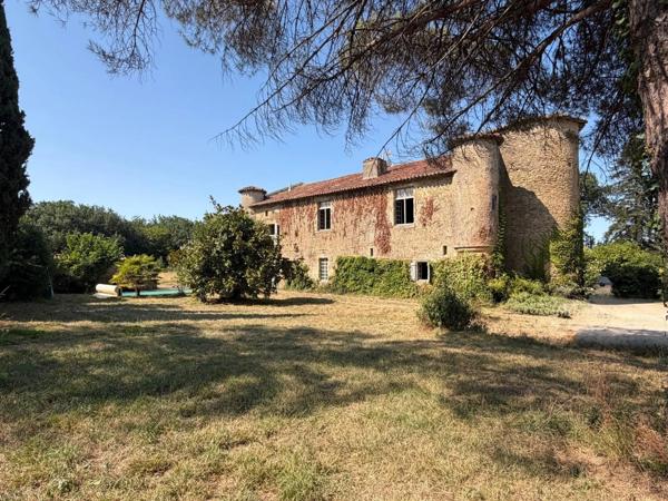 MARCIAC(32): ancienne SEIGNEURIE avec BEAU CHATEAU XIV sur 3,5ha, cachée, au bout du chemin, sans voisin, en campagne, 500m2 habitables, piscine chauffée, découvrez les riches heures des seigneurs