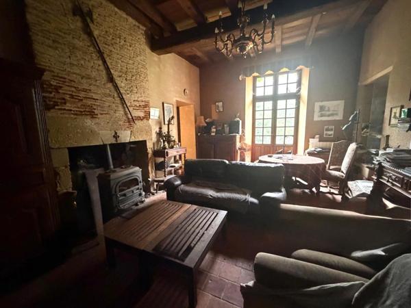 MARCIAC(32): ancienne SEIGNEURIE avec BEAU CHATEAU XIV sur 3,5ha, cachée, au bout du chemin, sans voisin, en campagne, 500m2 habitables, piscine chauffée, découvrez les riches heures des seigneurs