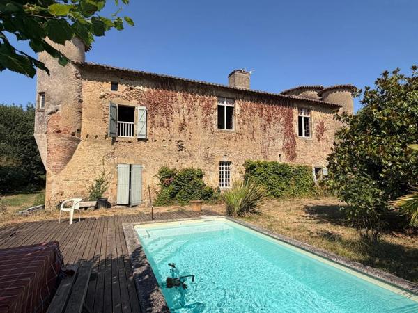 MARCIAC(32): ancienne SEIGNEURIE avec BEAU CHATEAU XIV sur 3,5ha, cachée, au bout du chemin, sans voisin, en campagne, 500m2 habitables, piscine chauffée, découvrez les riches heures des seigneurs