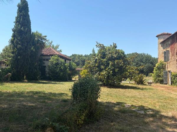 MARCIAC(32): ancienne SEIGNEURIE avec BEAU CHATEAU XIV sur 3,5ha, cachée, au bout du chemin, sans voisin, en campagne, 500m2 habitables, piscine chauffée, découvrez les riches heures des seigneurs