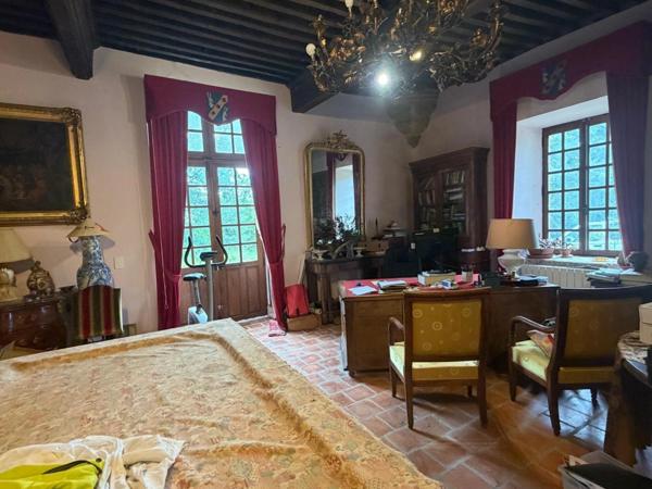MARCIAC(32): ancienne SEIGNEURIE avec BEAU CHATEAU XIV sur 3,5ha, cachée, au bout du chemin, sans voisin, en campagne, 500m2 habitables, piscine chauffée, découvrez les riches heures des seigneurs